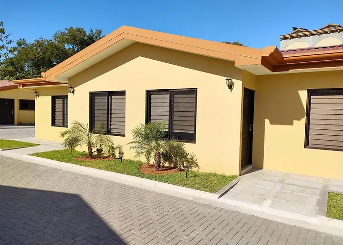 1 New Modern 2 Bed With Shared Pool Сasa de vacaciones *