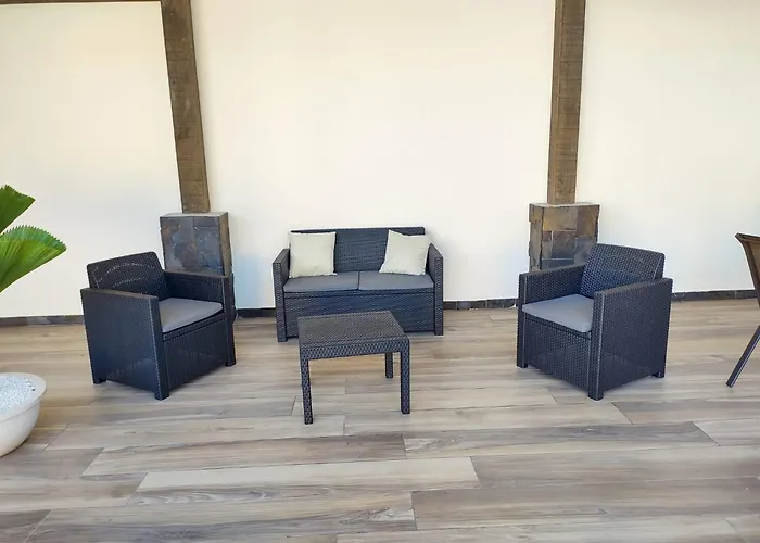 1 New Modern 2 Bed With Shared Pool Сasa de vacaciones Guardia