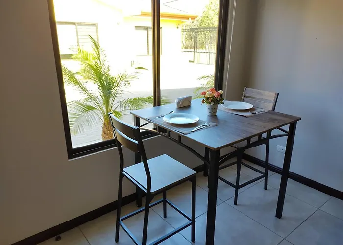 1 New Modern 2 Bed With Shared Pool Сasa de vacaciones Guardia