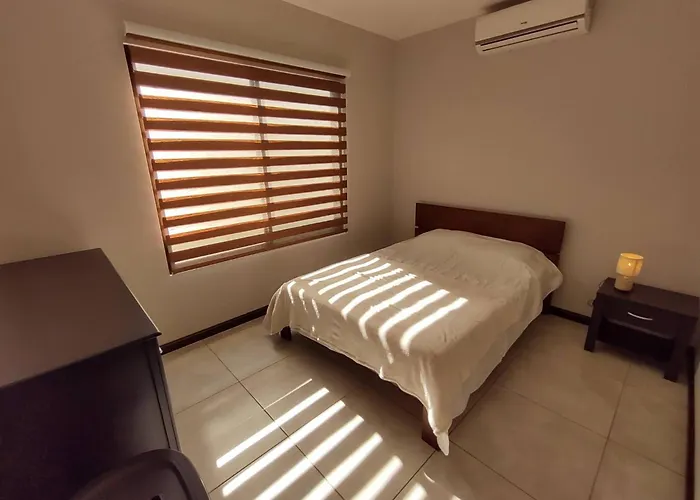 1 New Modern 2 Bed With Shared Pool Сasa de vacaciones