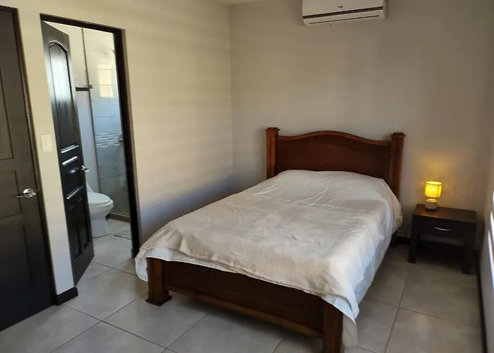 1 New Modern 2 Bed With Shared Pool Сasa de vacaciones