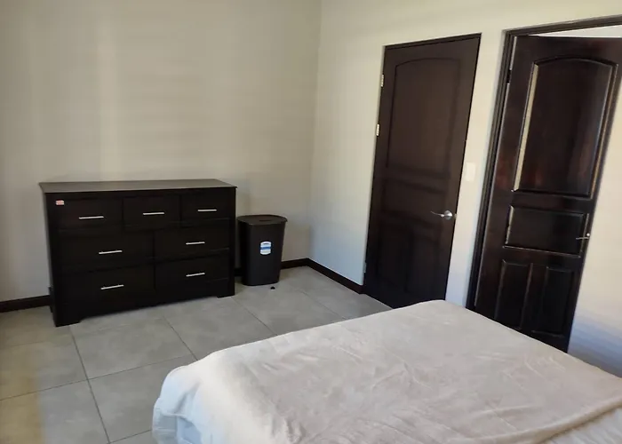 Сasa de vacaciones 1 New Modern 2 Bed With Shared Pool Guardia