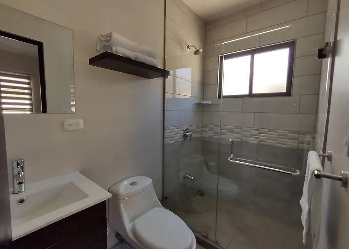 1 New Modern 2 Bed With Shared Pool