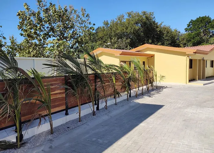 Сasa de vacaciones 1 New Modern 2 Bed With Shared Pool