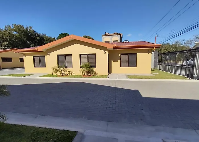 1 New Modern 2 Bed With Shared Pool