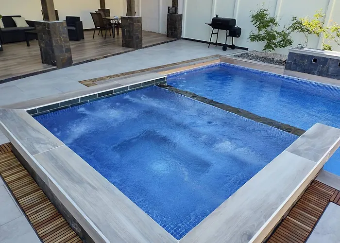 Сasa de vacaciones 1 New Modern 2 Bed With Shared Pool *