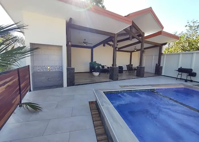 Сasa de vacaciones 1 New Modern 2 Bed With Shared Pool *
